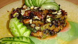 Жареные кабачки с чесноком и соевым соусом