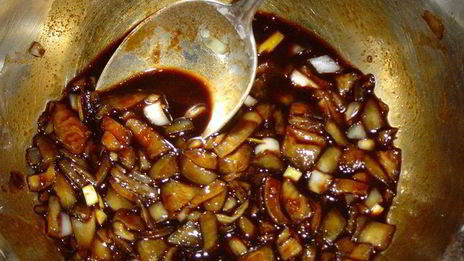 жареные кабачки с чесноком и соевым соусом