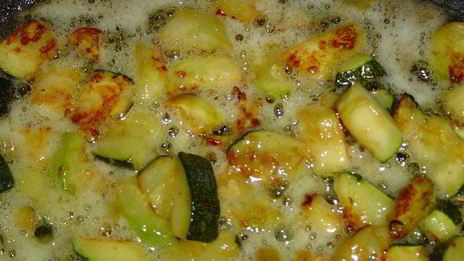 жареные кабачки с чесноком и соевым соусом