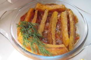 Жареные ломтики тыквы с томатным соусом