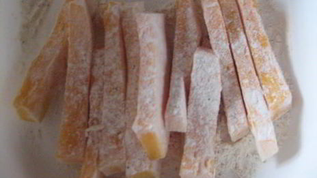 жареные ломтики тыквы с томатным соусом