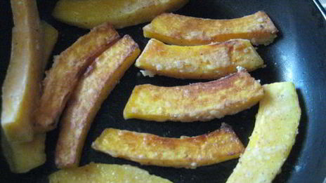 жареные ломтики тыквы с томатным соусом