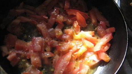 жареные ломтики тыквы с томатным соусом