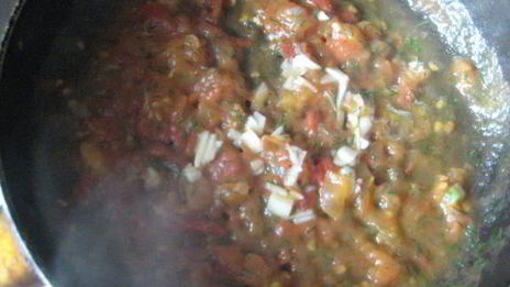 жареные ломтики тыквы с томатным соусом