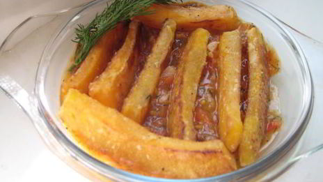 жареные ломтики тыквы с томатным соусом