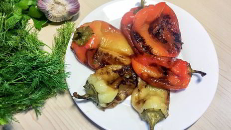 жареные перцы с томатным соусом