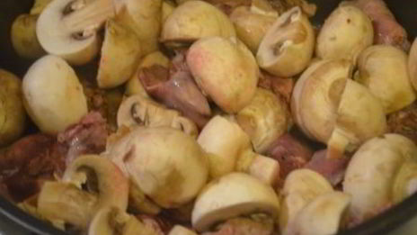 ароматная куриная печенка с грибами и яблочным чатни