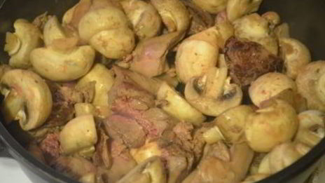 ароматная куриная печенка с грибами и яблочным чатни