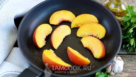 индюшиная печень с персиками