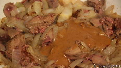 куриная печень с гранатом и кунжутным соусом