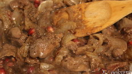 куриная печень с гранатом и кунжутным соусом