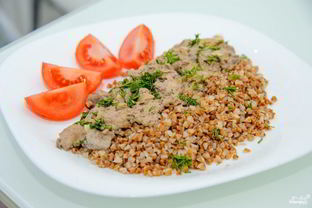 Куриная печень с грибами в сметане