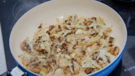 куриная печень с грибами в сметане