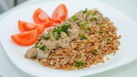 куриная печень с грибами в сметане