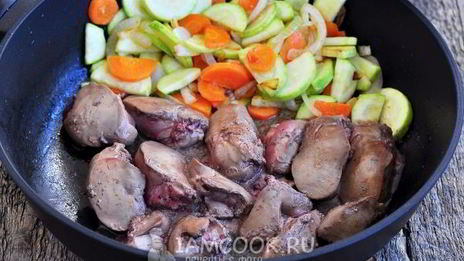куриная печень с кабачками