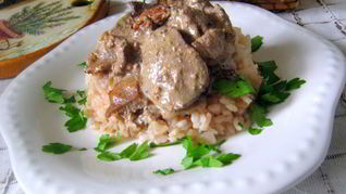 Куриная печень с лисичками в сметанном соусе