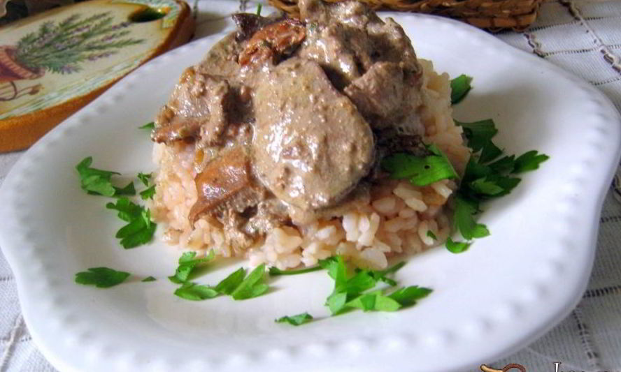 Рецепт куриной печени с лисичками в сметанном соусе