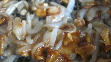 куриная печень с лисичками в сметанном соусе