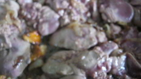 куриная печень с лисичками в сметанном соусе