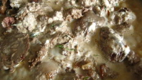 куриная печень с лисичками в сметанном соусе