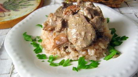 куриная печень с лисичками в сметанном соусе