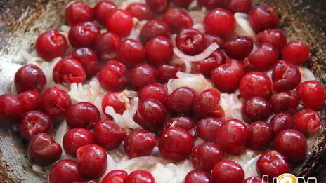 куриная печень с вишневым соусом