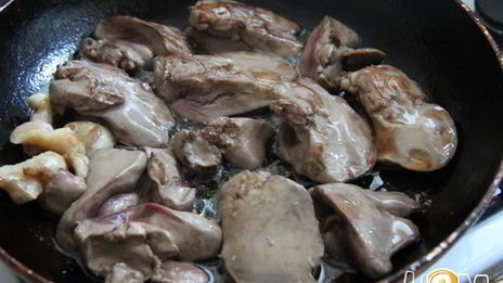 куриная печень с вишневым соусом