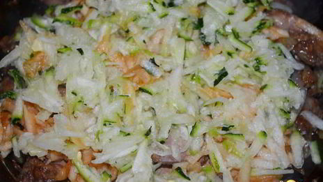 куриная печень в кабачково-яблочном соусе