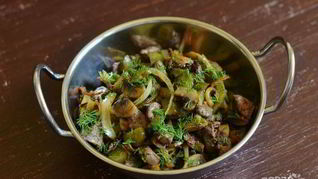 Печень с солеными огурцами