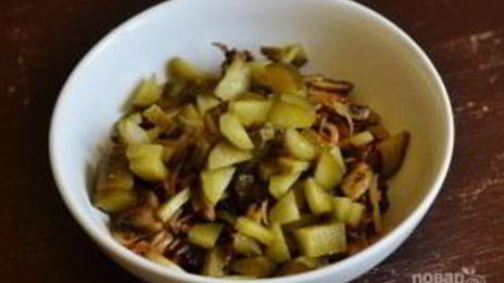 печень с солеными огурцами