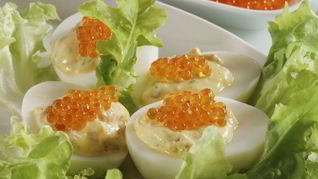 Печень трески с яйцом