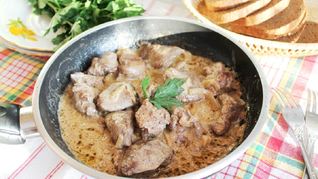 Печень жареная куриная с луком в сметане на сковороде