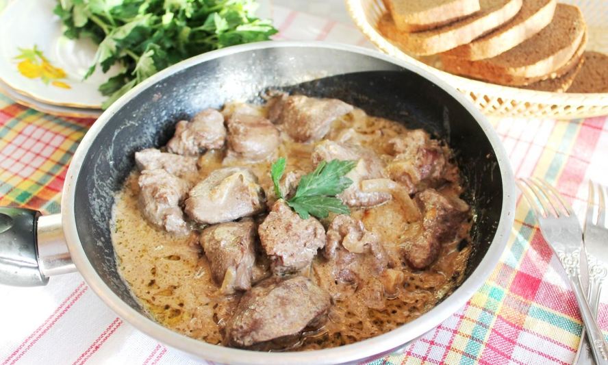 Рецепт печени жареной куриной с луком в сметане на сковороде