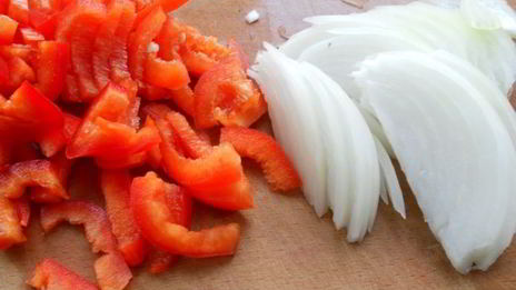 свиная печень, тушеная в сметанном соусе