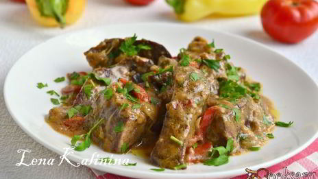 свиная печень, тушеная в сметанном соусе