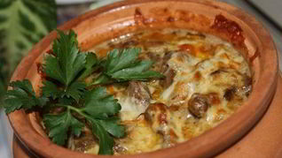 Тушеная печень с грибами в горшочке