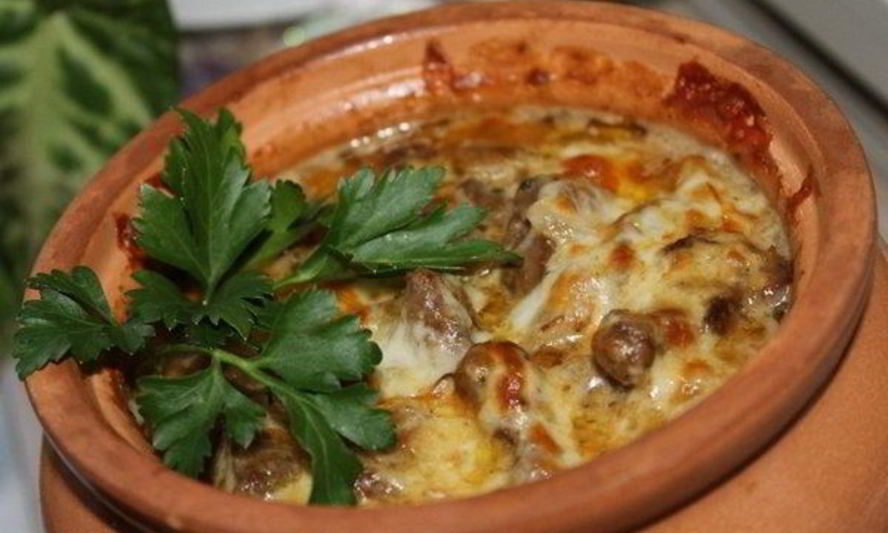 Рецепт тушеной печени с грибами в горшочке