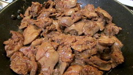 жареная куриная печень с луком