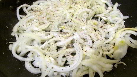 жареная куриная печень с луком