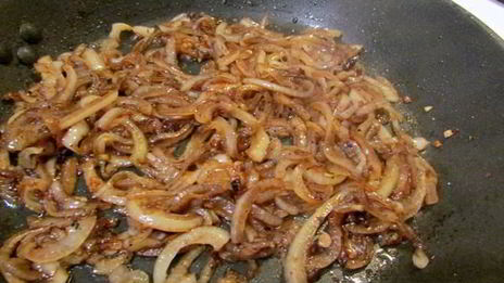 жареная куриная печень с луком