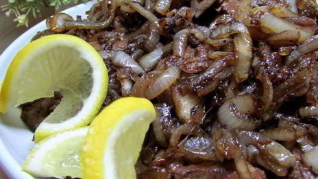 жареная куриная печень с луком