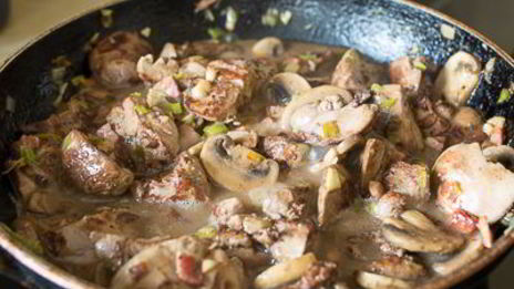 жареная утиная печень с грибами