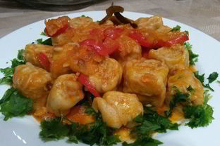 Ленивые пельмени в овощном соусе