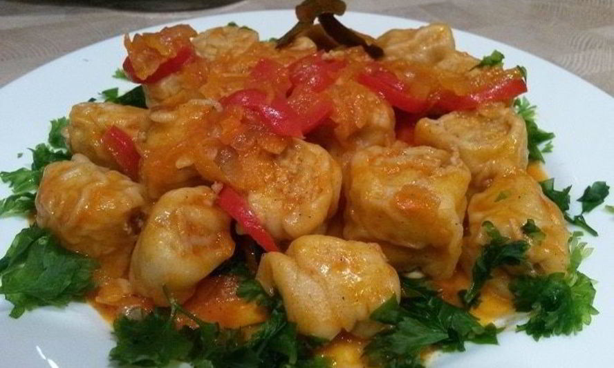 Рецепт ленивых пельменей в овощном соусе