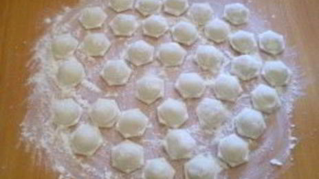 пельмени под соусом