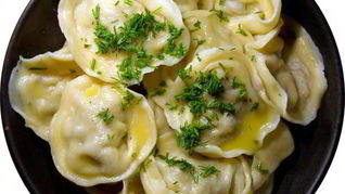 Пельмени с помидорами