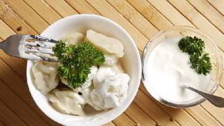 Пельмени с тушеной крольчатиной и острой сметаной