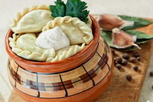 Пельмени в горшочках с грибами