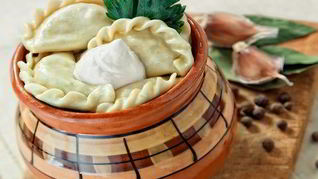 Пельмени в горшочках с грибами