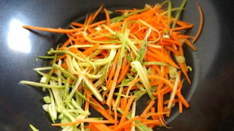 рыбные пельмени с овощами